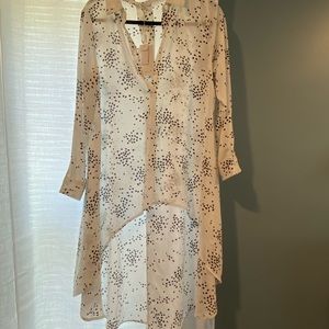 Gorgeous top! Mid drift in the front with a flowing longer back.